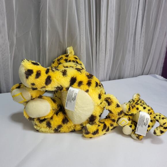 National Geographic Cheetah Spotted Momma Cat and Baby Stuffed Plush Animal Toy - Picture 7 of 14